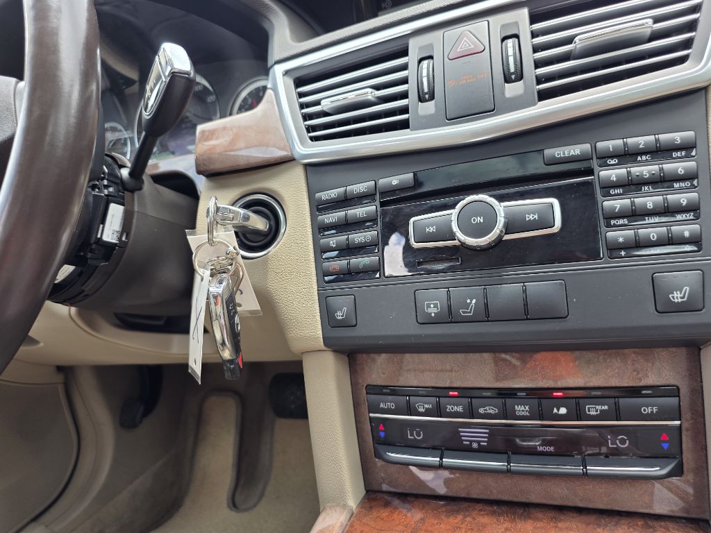 Photo 11 of this MERCEDES-BENZ E-CLASS
