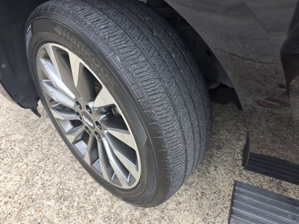 Photo 17 of this LINCOLN NAVIGATOR