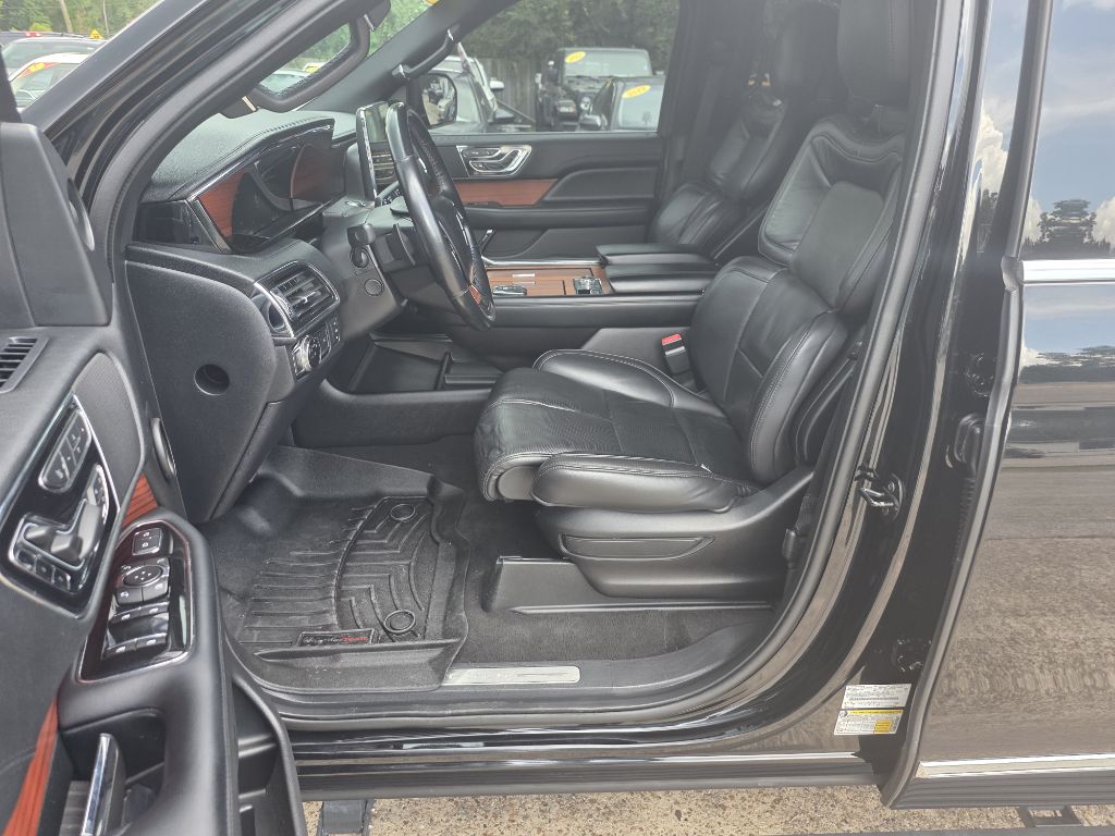 Photo 11 of this LINCOLN NAVIGATOR