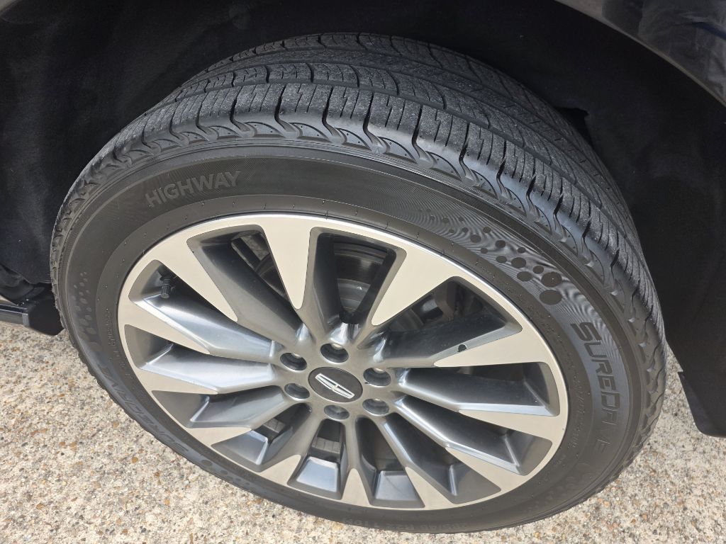 Photo 18 of this LINCOLN NAVIGATOR