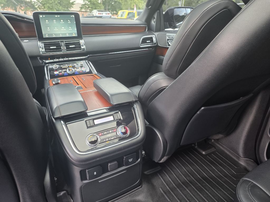 Photo 15 of this LINCOLN NAVIGATOR