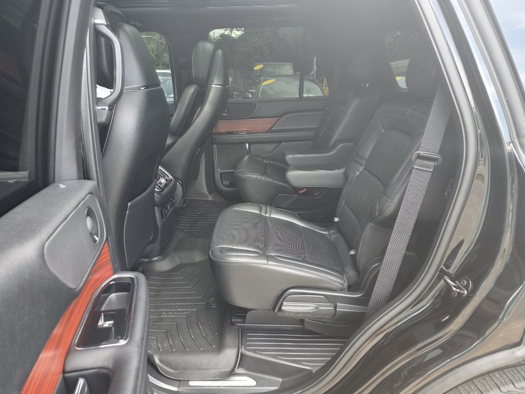 Photo 12 of this LINCOLN NAVIGATOR