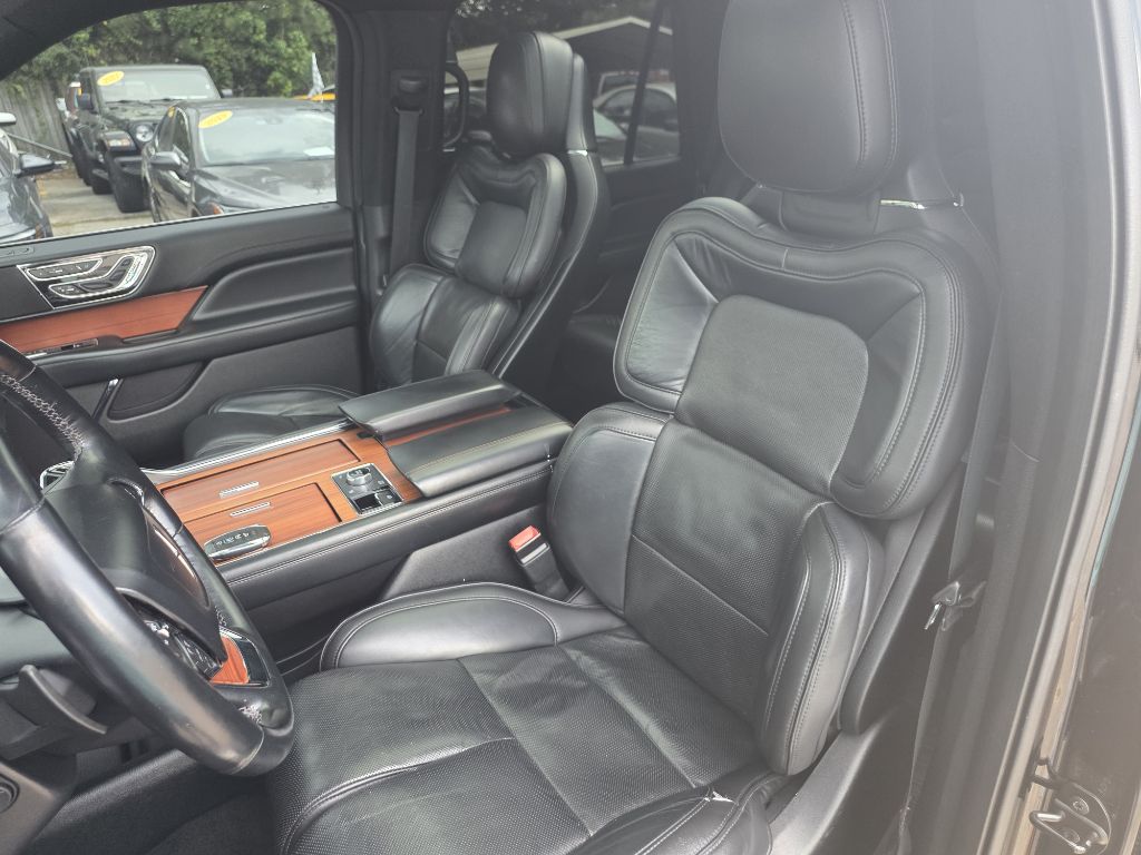 Photo 9 of this LINCOLN NAVIGATOR