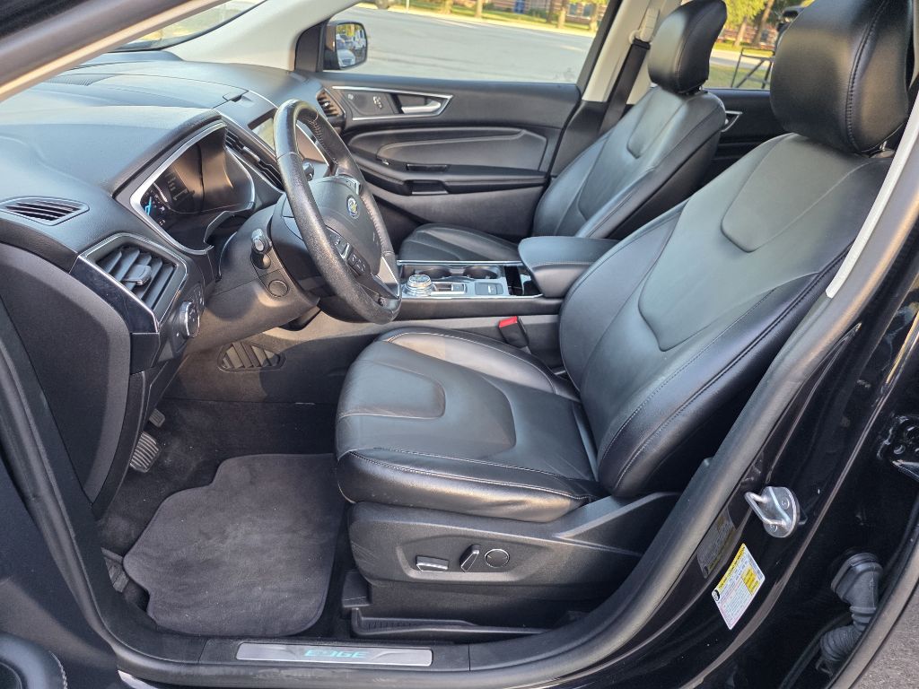 Photo 9 of this FORD EDGE