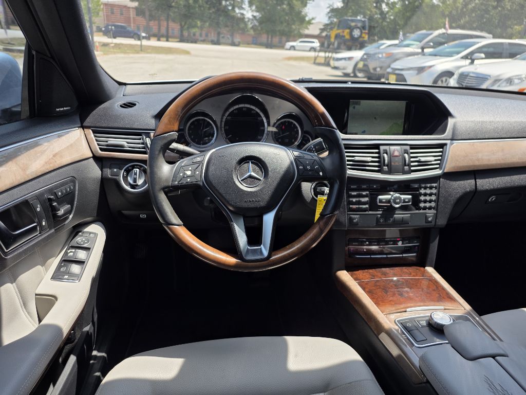 Photo 12 of this MERCEDES-BENZ E-CLASS