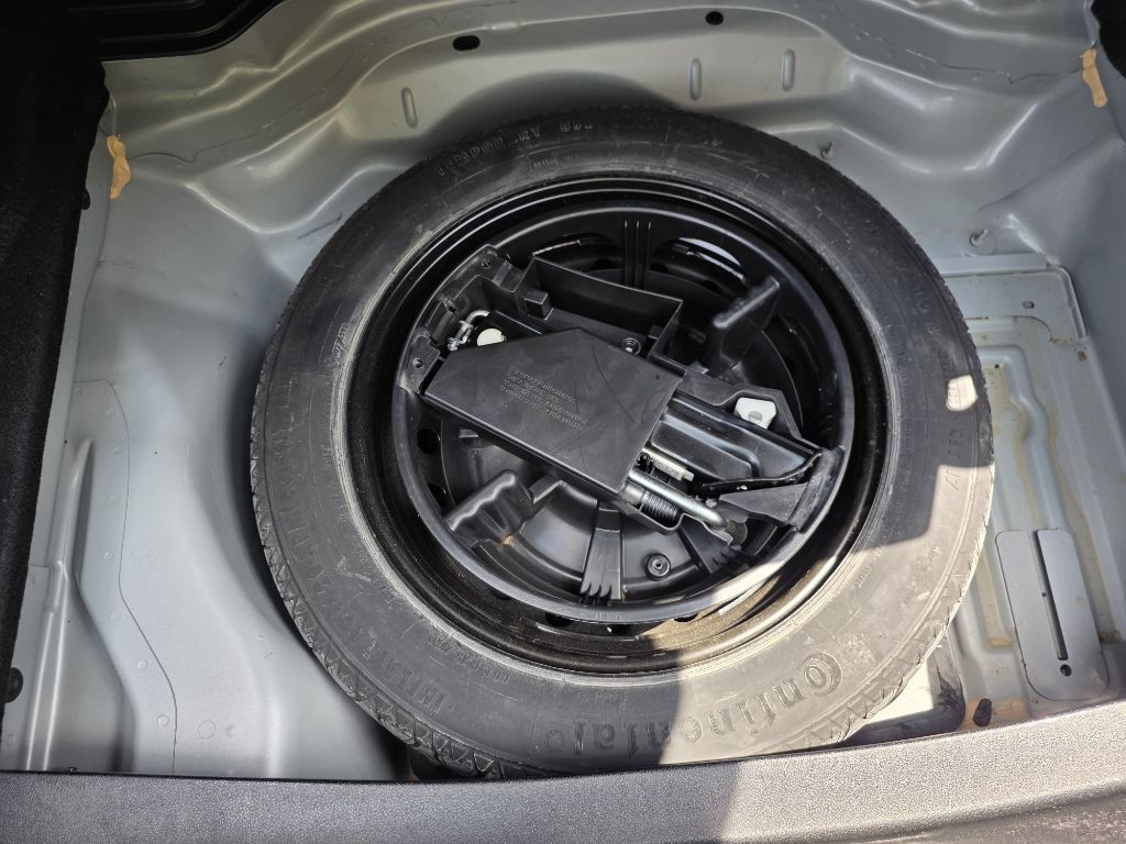 Photo 19 of this MERCEDES-BENZ E-CLASS
