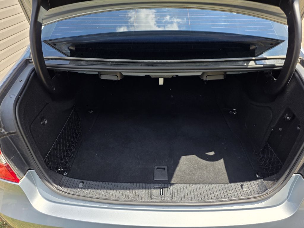 Photo 18 of this MERCEDES-BENZ E-CLASS