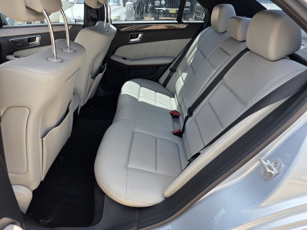 Photo 16 of this MERCEDES-BENZ E-CLASS