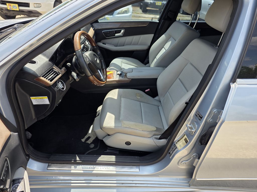 Photo 11 of this MERCEDES-BENZ E-CLASS