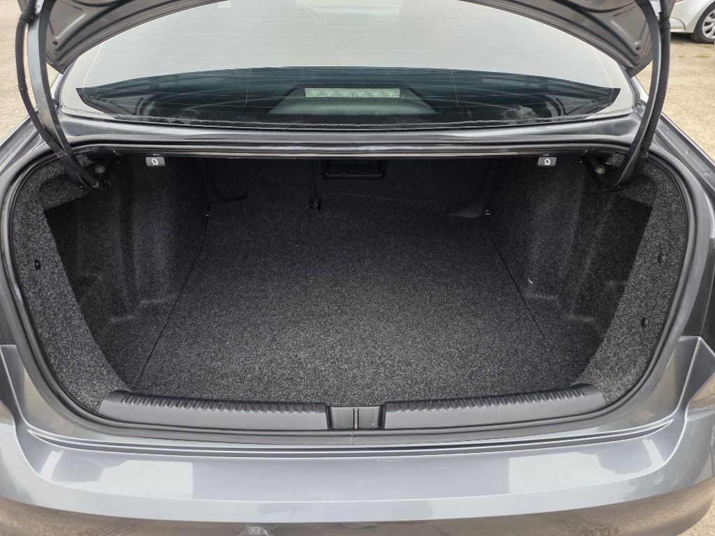 Photo 13 of this VOLKSWAGEN JETTA
