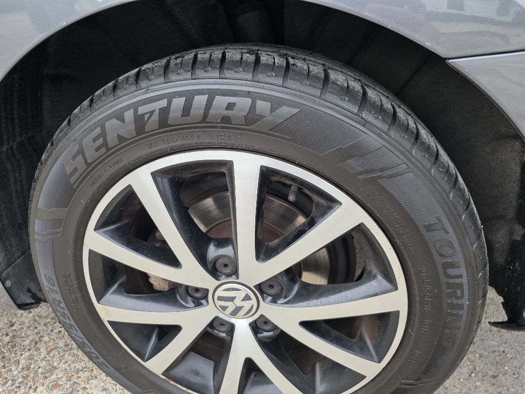 Photo 17 of this VOLKSWAGEN JETTA
