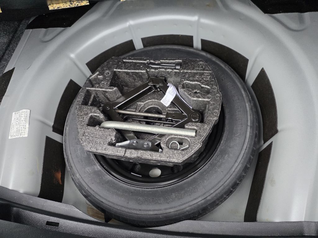 Photo 14 of this VOLKSWAGEN JETTA