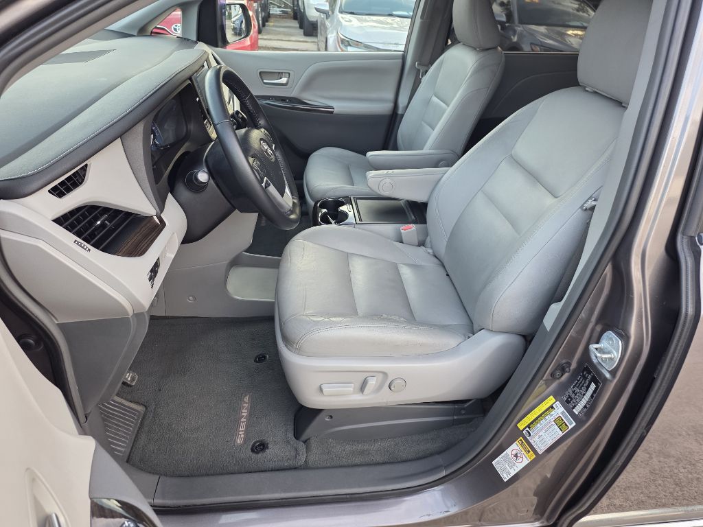Photo 9 of this TOYOTA SIENNA
