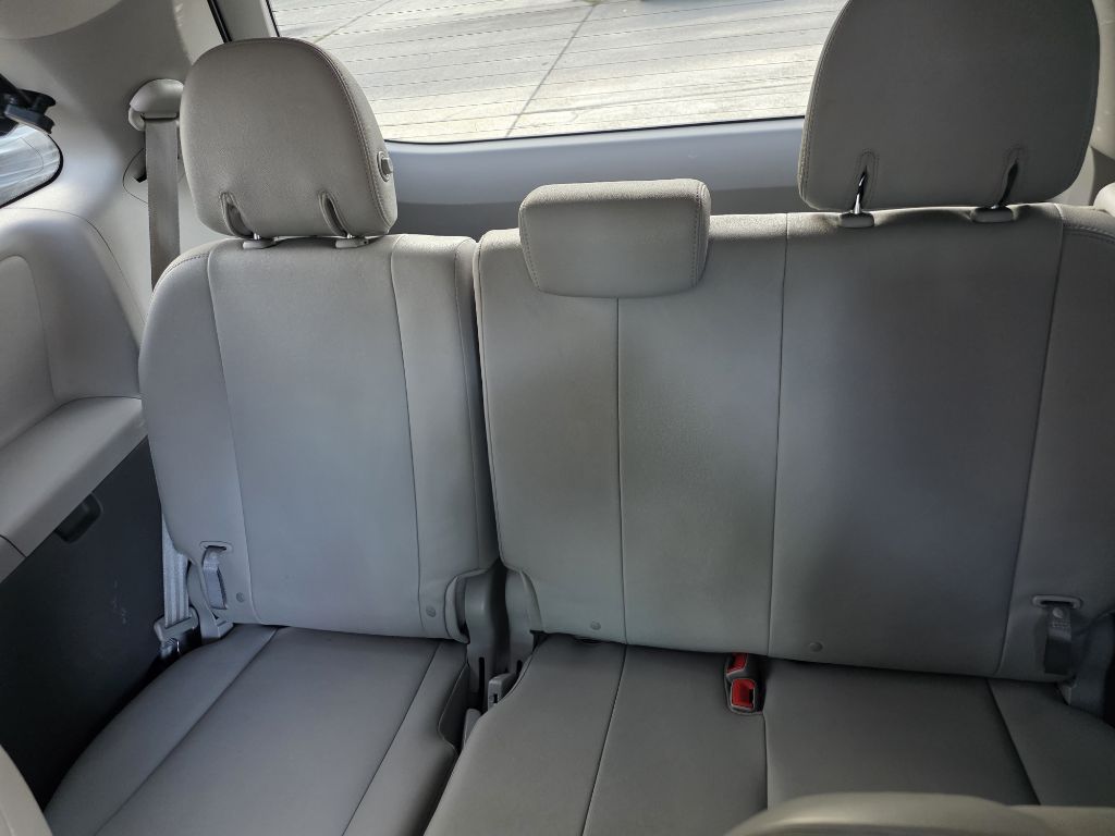 Photo 11 of this TOYOTA SIENNA