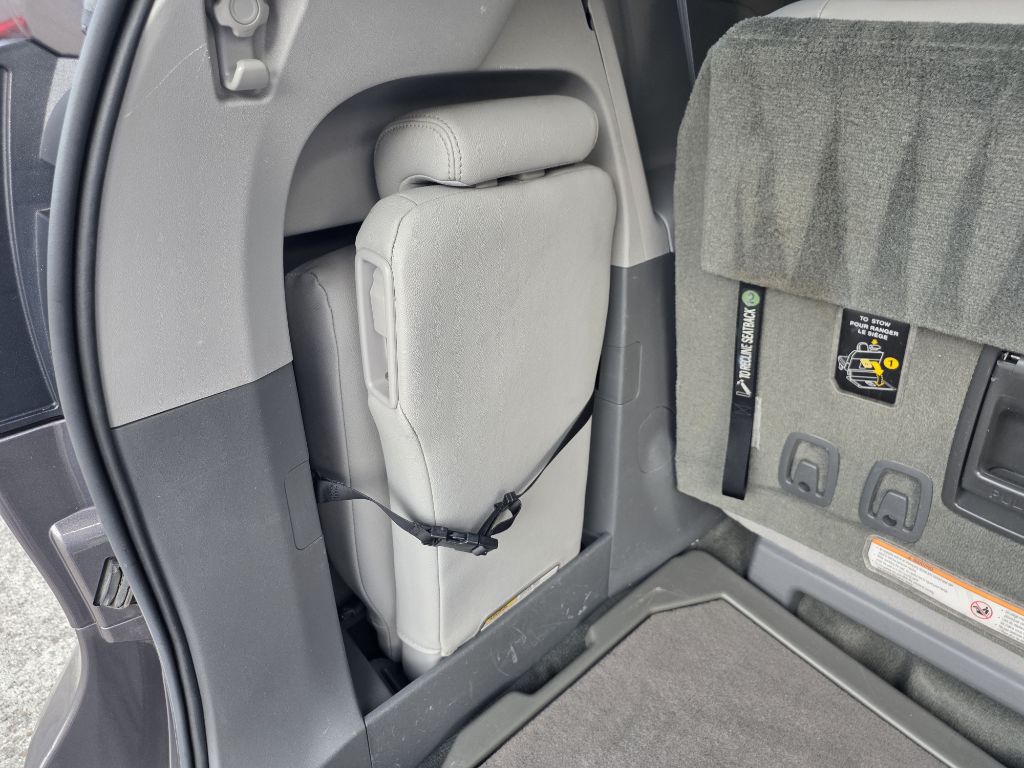 Photo 17 of this TOYOTA SIENNA