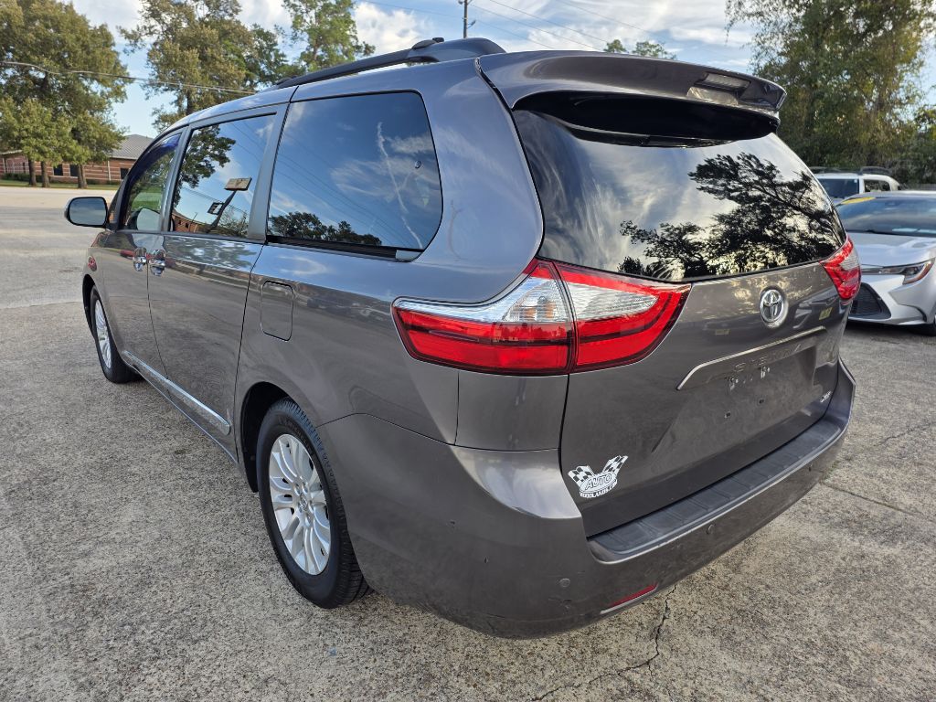 Photo 4 of this TOYOTA SIENNA