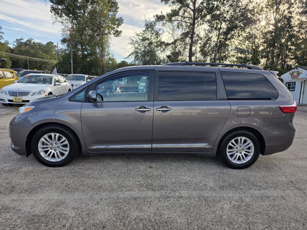 Photo 7 of this TOYOTA SIENNA