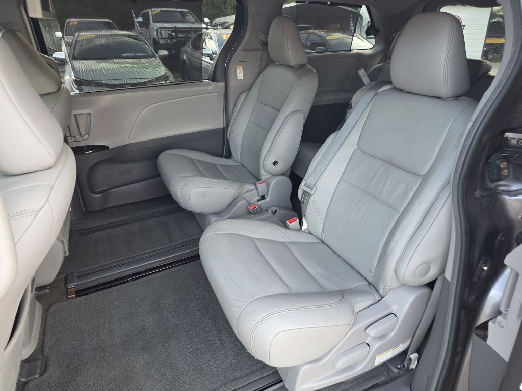 Photo 10 of this TOYOTA SIENNA