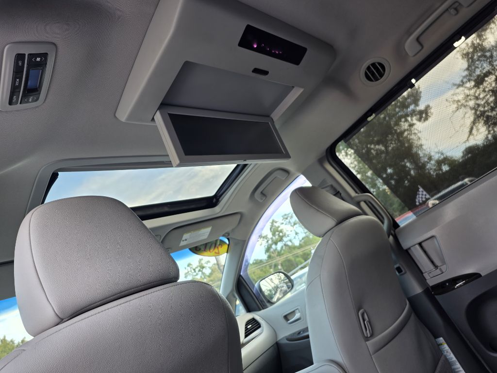 Photo 12 of this TOYOTA SIENNA