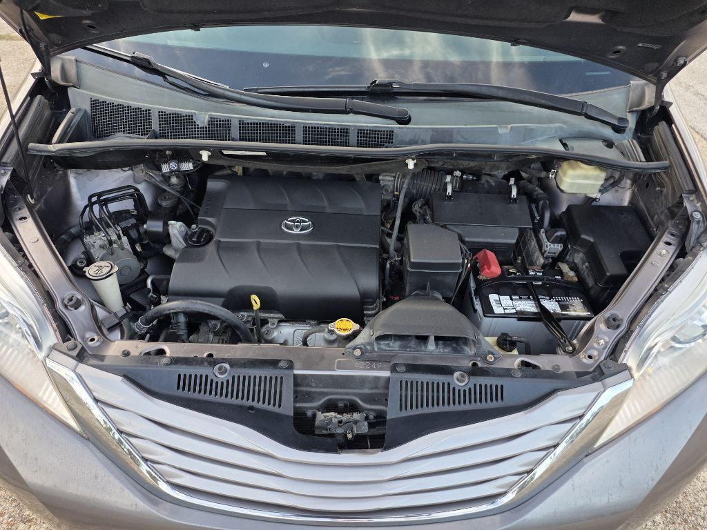 Photo 21 of this TOYOTA SIENNA