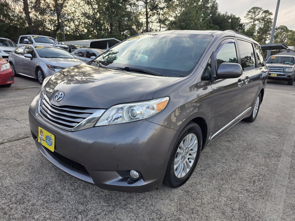 Photo 3 of this TOYOTA SIENNA