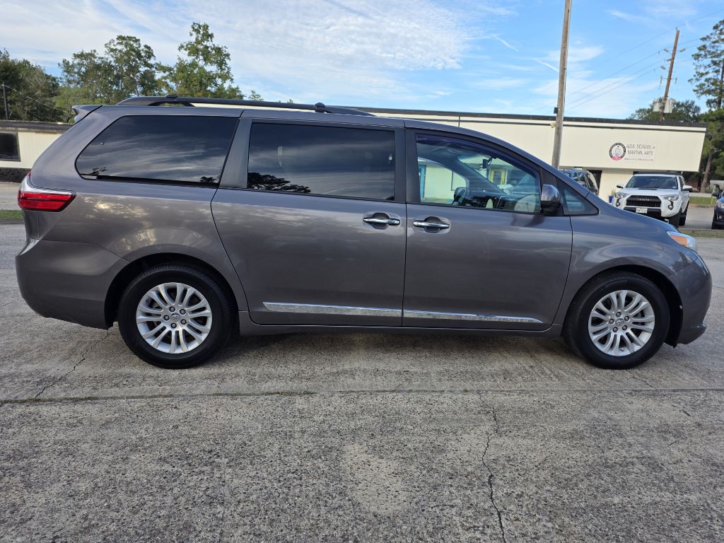 Photo 8 of this TOYOTA SIENNA