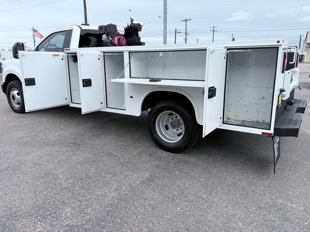 Photo 10 of this FORD F350