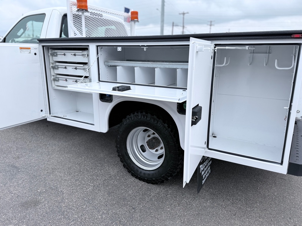 Photo 10 of this FORD F350