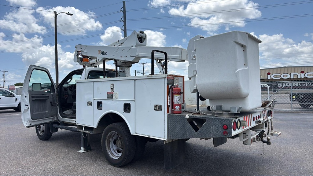 Photo 2 of this FORD F550