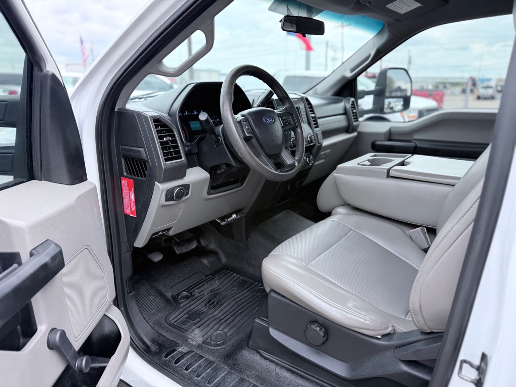Photo 10 of this FORD F350