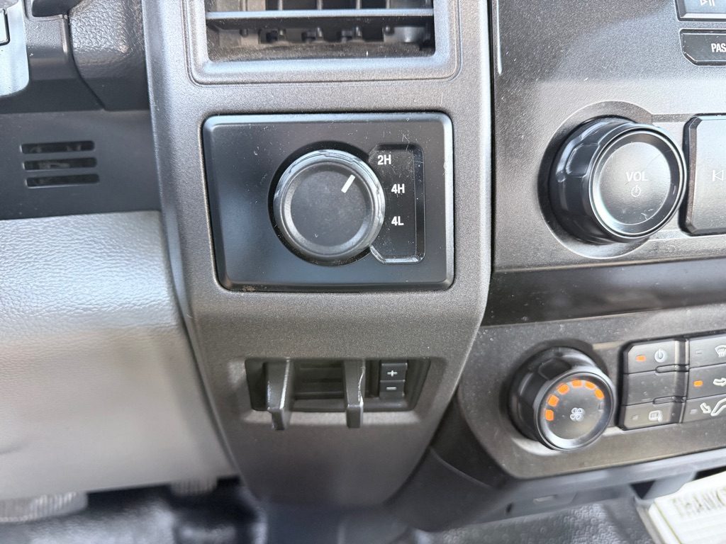 Photo 14 of this FORD F350