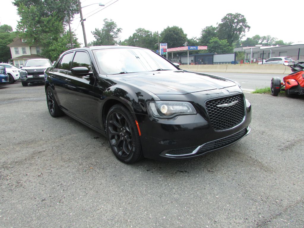 BLLACK 2019 Chrysler 300 Sedan Rear-Wheel Drive Automatic