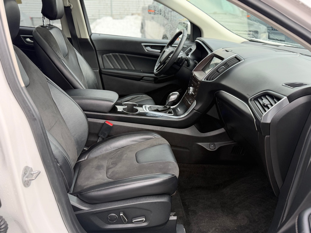 Photo 9 of this FORD EDGE