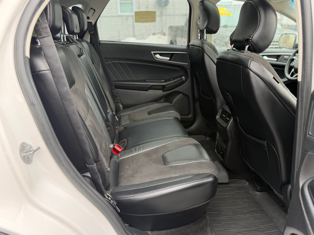 Photo 10 of this FORD EDGE