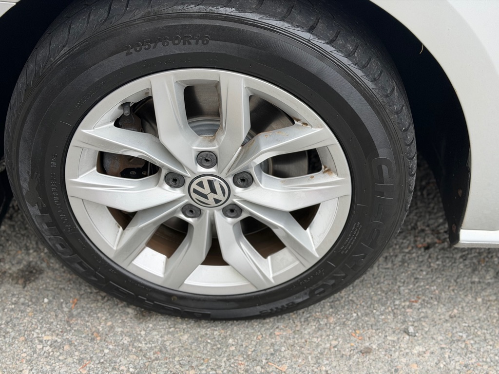 Photo 7 of this VOLKSWAGEN PASSAT