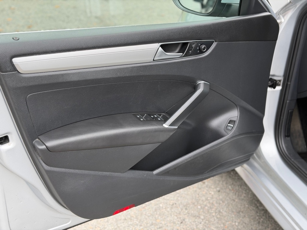 Photo 10 of this VOLKSWAGEN PASSAT