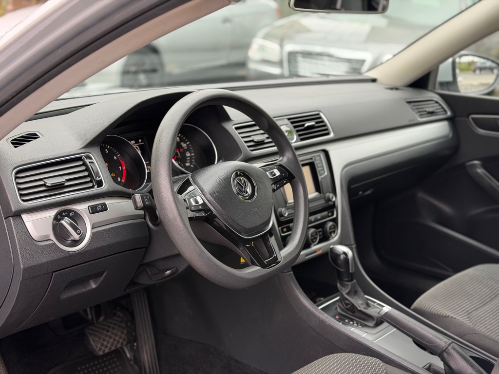 Photo 9 of this VOLKSWAGEN PASSAT