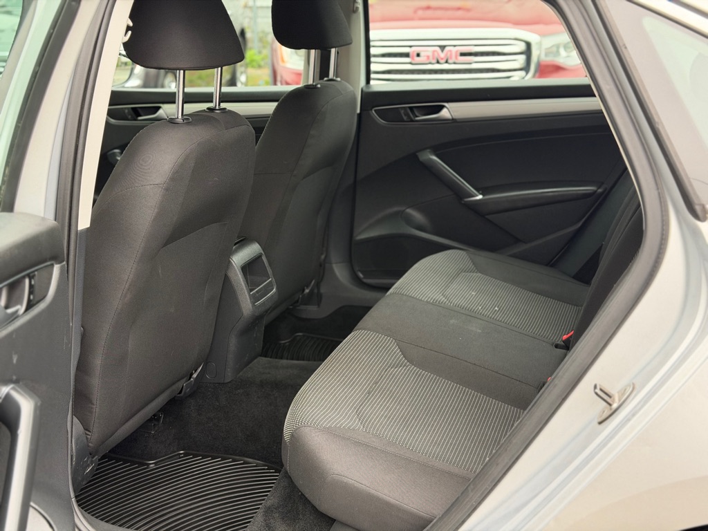 Photo 11 of this VOLKSWAGEN PASSAT