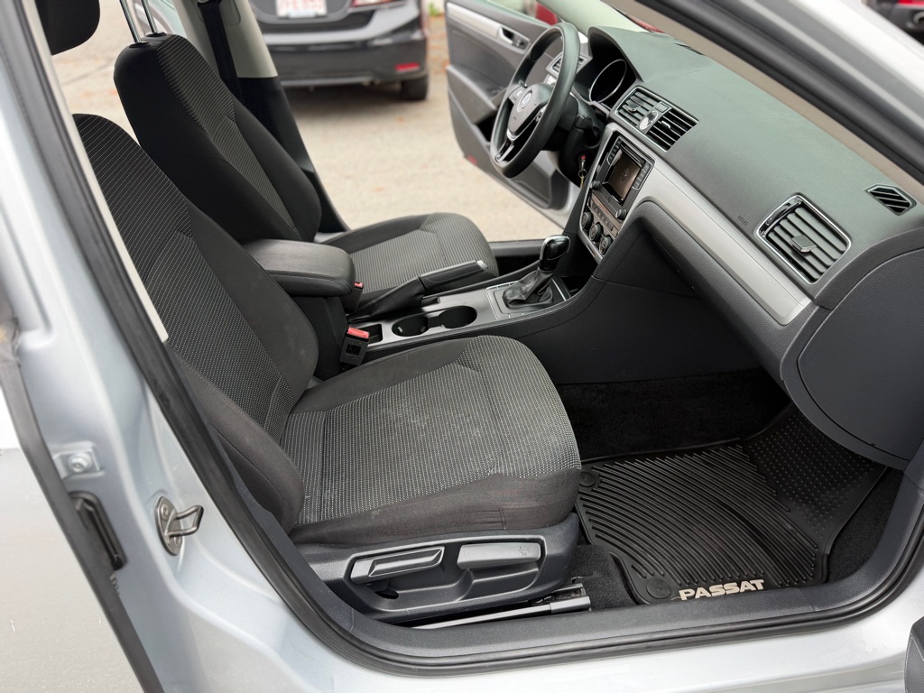 Photo 14 of this VOLKSWAGEN PASSAT
