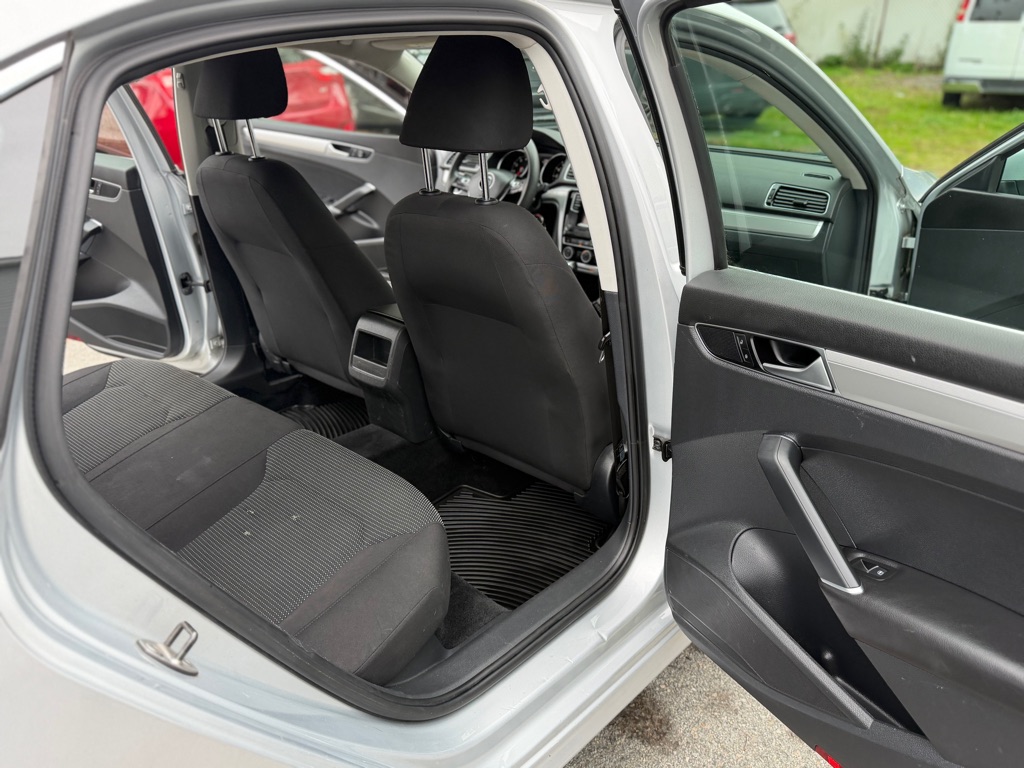 Photo 15 of this VOLKSWAGEN PASSAT