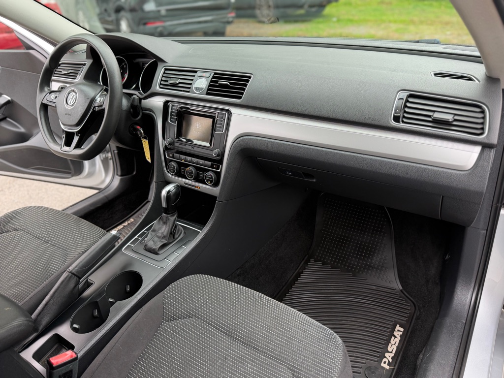 Photo 13 of this VOLKSWAGEN PASSAT