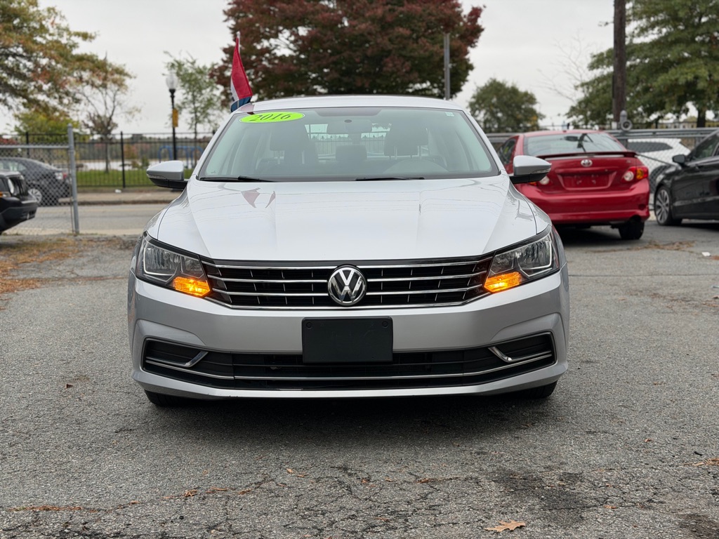 Photo 2 of this VOLKSWAGEN PASSAT