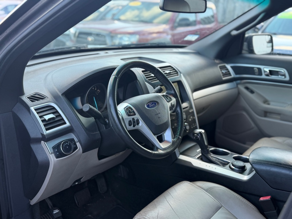 Photo 7 of this FORD EXPLORER