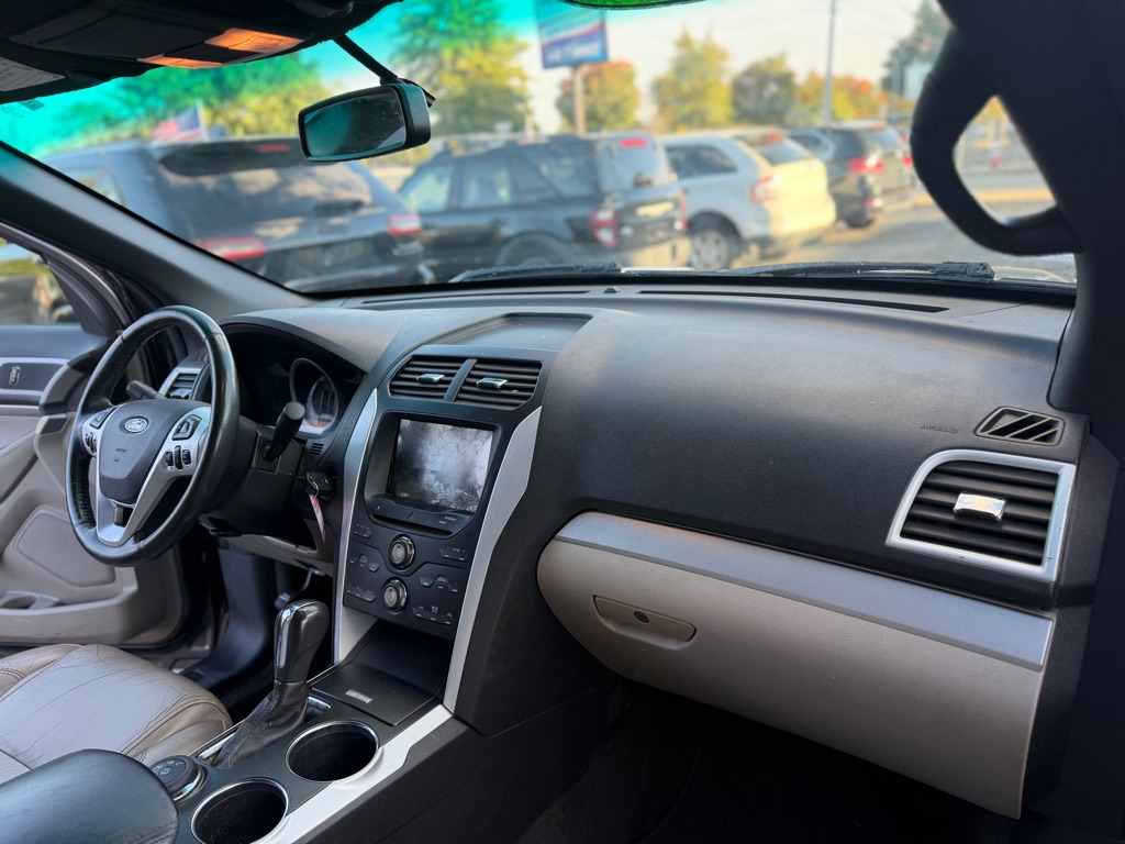 Photo 12 of this FORD EXPLORER