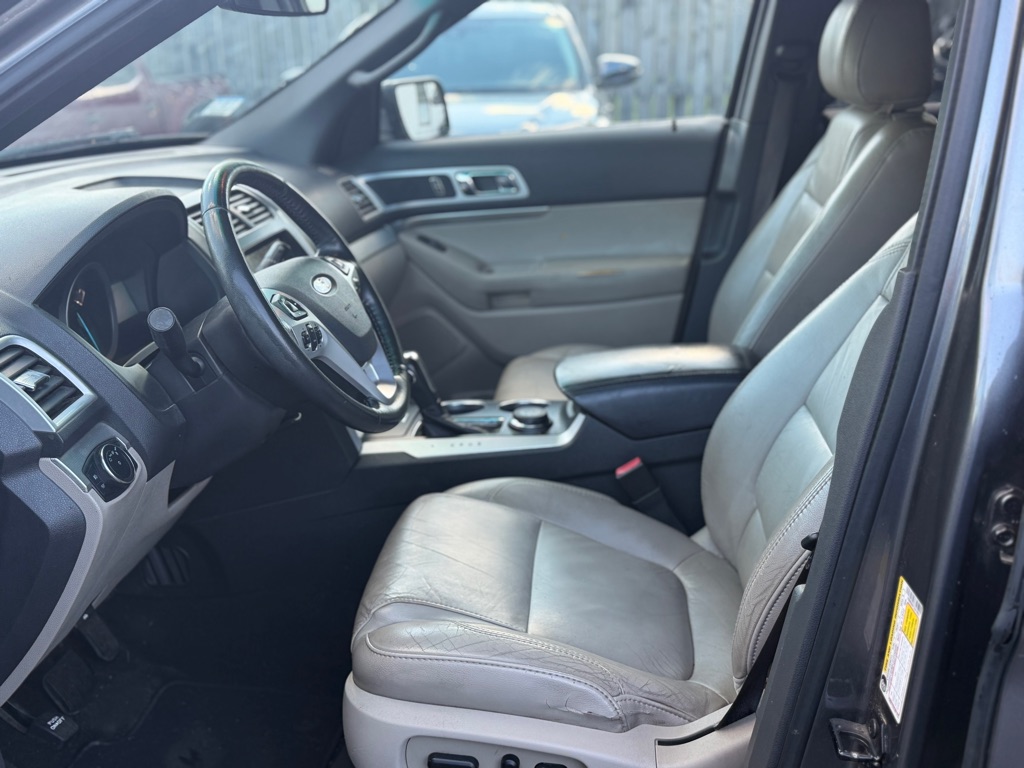 Photo 8 of this FORD EXPLORER