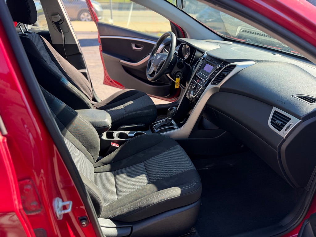 Photo 11 of this HYUNDAI ELANTRA GT