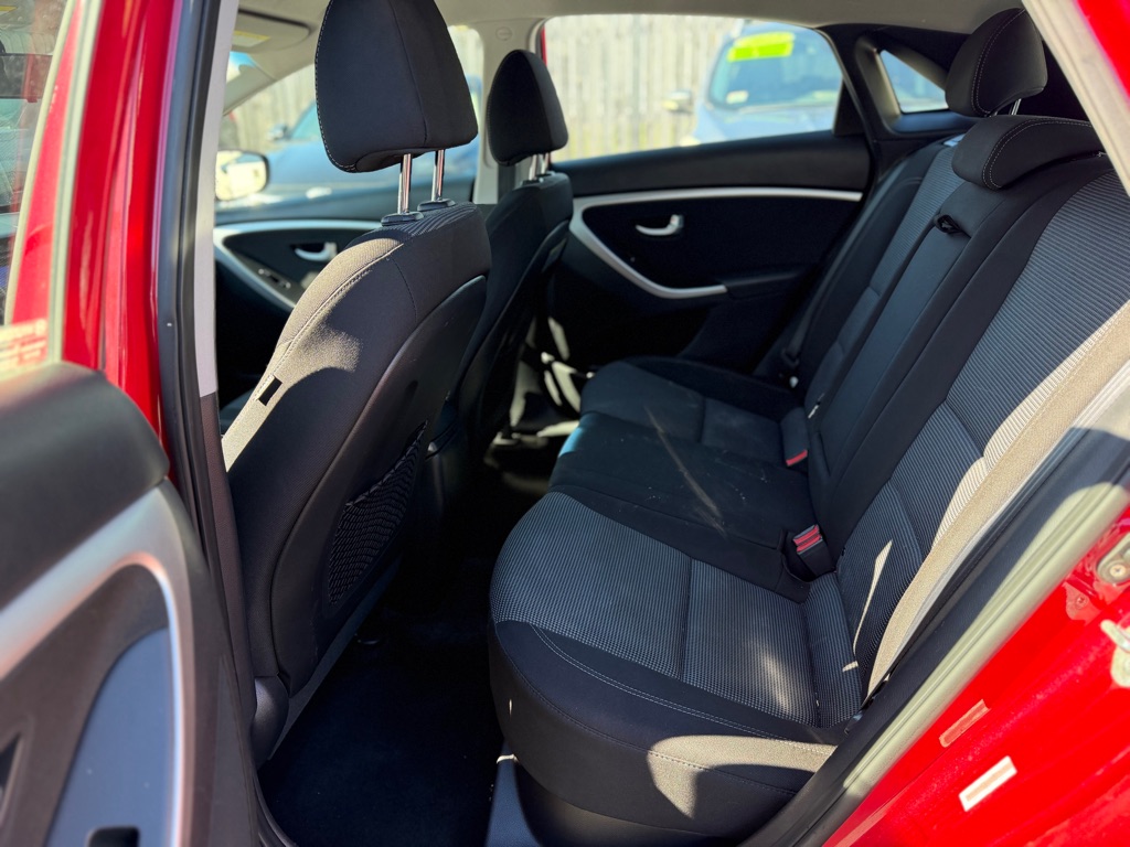 Photo 8 of this HYUNDAI ELANTRA GT