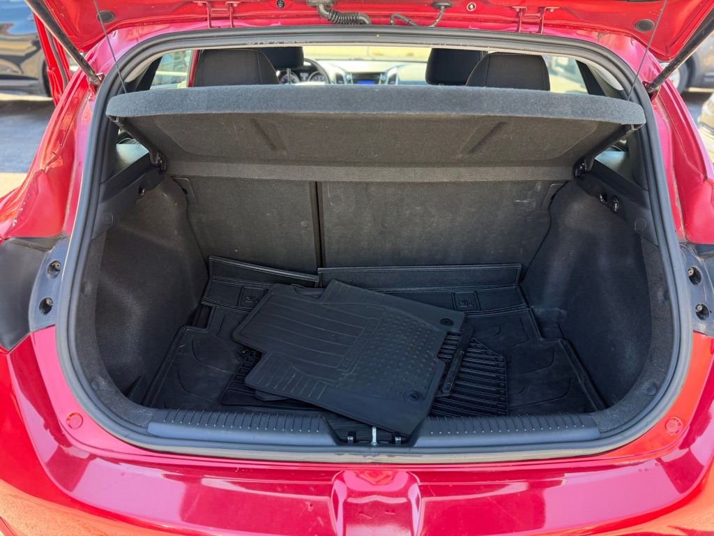 Photo 22 of this HYUNDAI ELANTRA GT