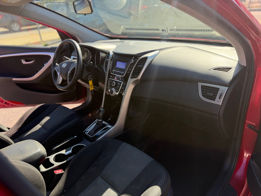 Photo 23 of this HYUNDAI ELANTRA GT