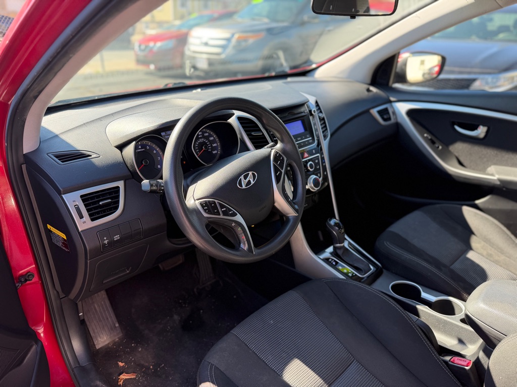 Photo 19 of this HYUNDAI ELANTRA GT